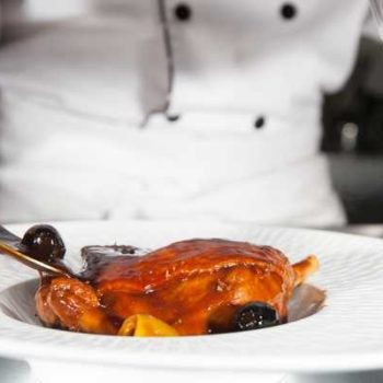 photo canard cuisiné avec un plat avec olives