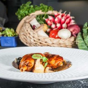photo canard cuisiné avec un plat avec champignons