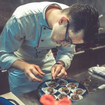 Photo d'un cuisinier qui prépare des amuses bouches